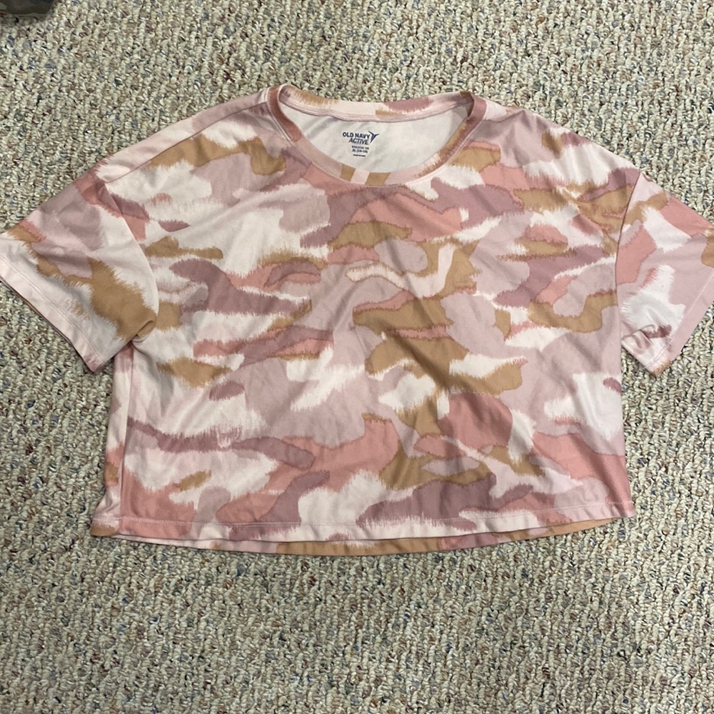 Old Navy Active kids cropped workout tee. Size 14/16 (XL). Pink and tan camo top